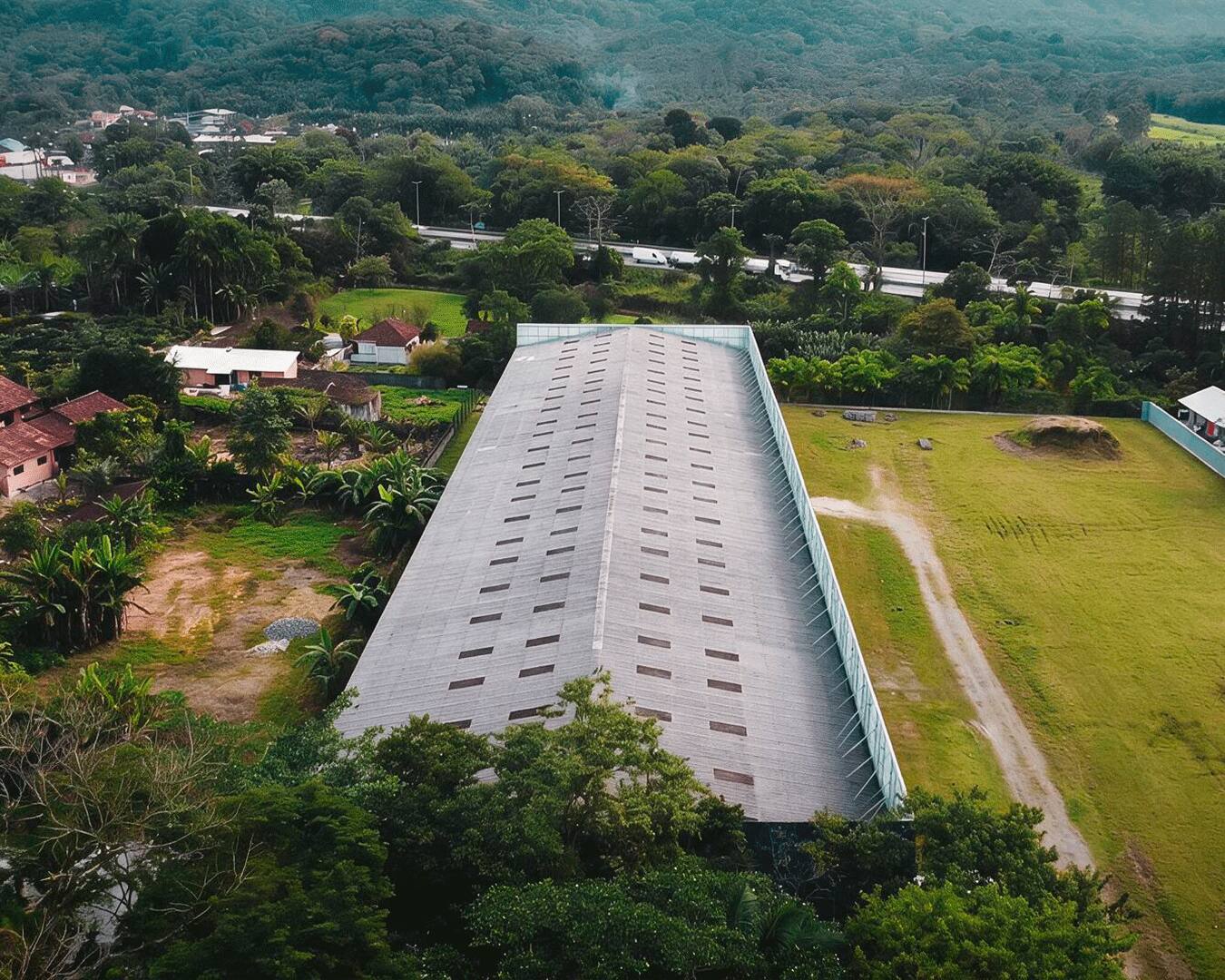 Galpão industrial para locação em Joinville (SC), com área de até 3.000 m², pé-direito de 7 metros, piso industrial para 7 t/m², seis portas de carga e terreno de 12.000 m², localizado em Pirabeiraba.
