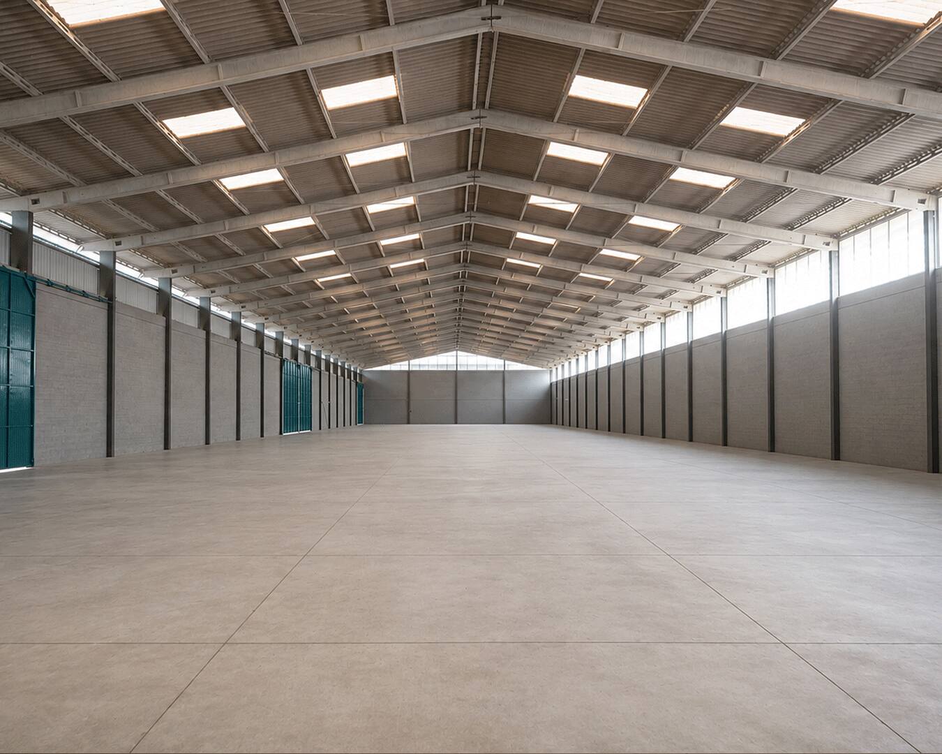 Galpão industrial para locação em Joinville (SC), com área de até 3.000 m², pé-direito de 7 metros, piso industrial para 7 t/m², seis portas de carga e terreno de 12.000 m², localizado em Pirabeiraba.