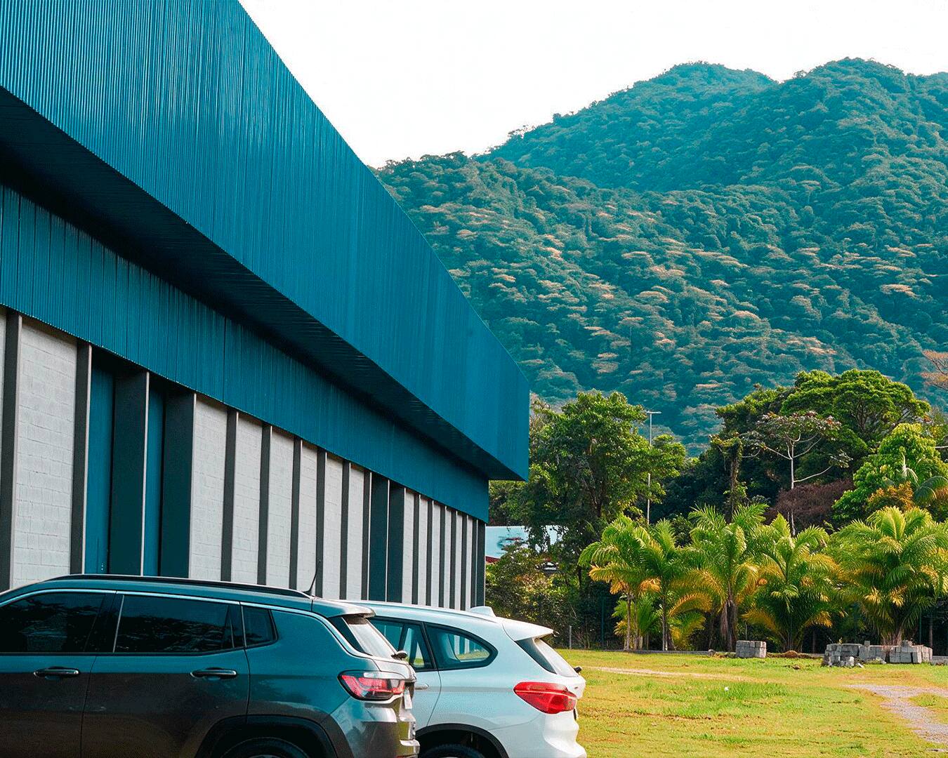 Galpão industrial para locação em Joinville (SC), com área de até 3.000 m², pé-direito de 7 metros, piso industrial para 7 t/m², seis portas de carga e terreno de 12.000 m², localizado em Pirabeiraba.